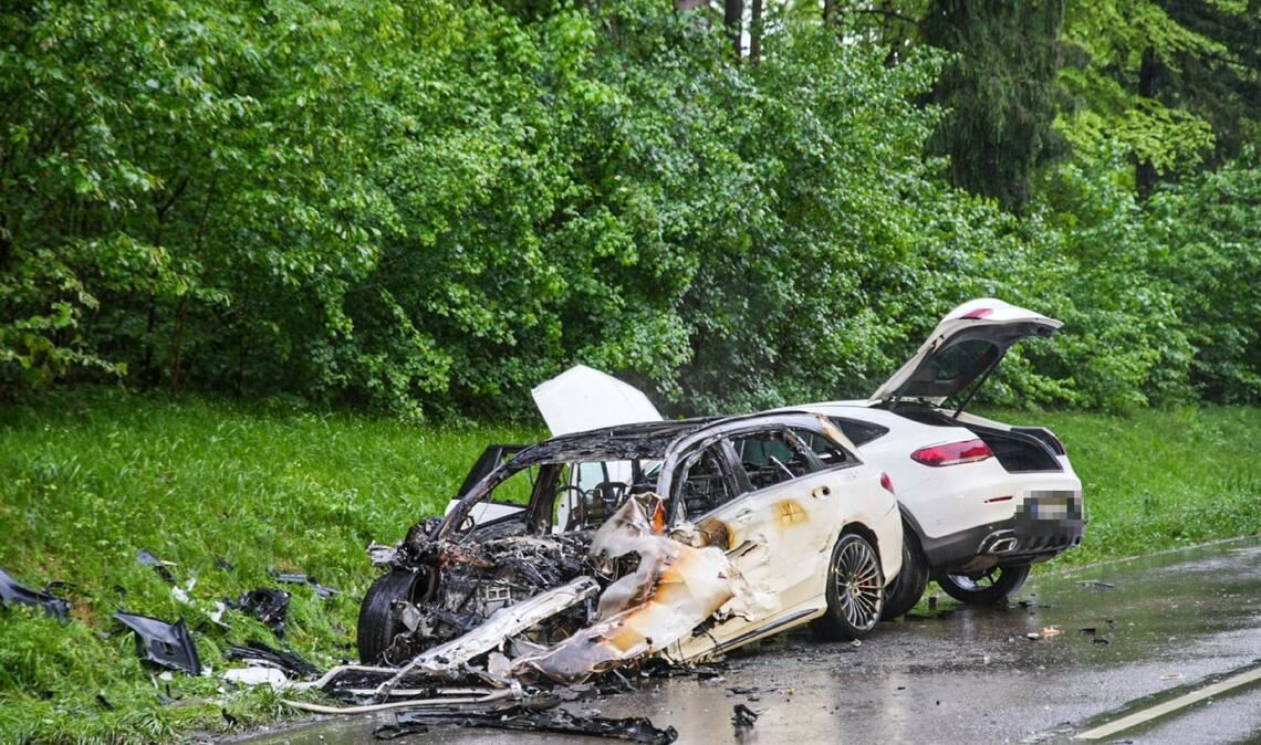Mindestens zwei weitere Menschen seien laut Polizei verletzt worden.