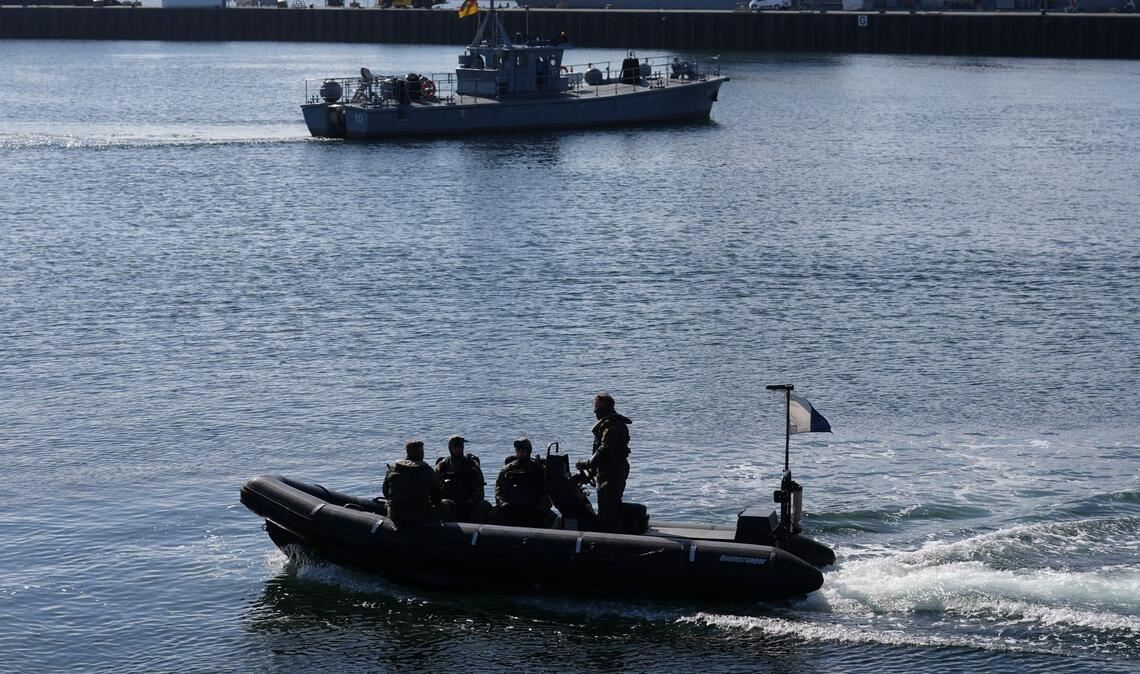 Minentaucher der Bundeswehr in einem Schlachboot.