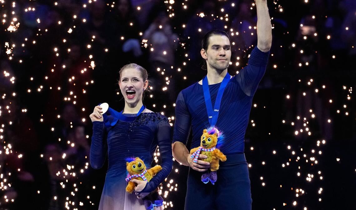 Minerva Hase (l) und Nikita Volodin holten erstmals WM-Gold im Paarlaufen.