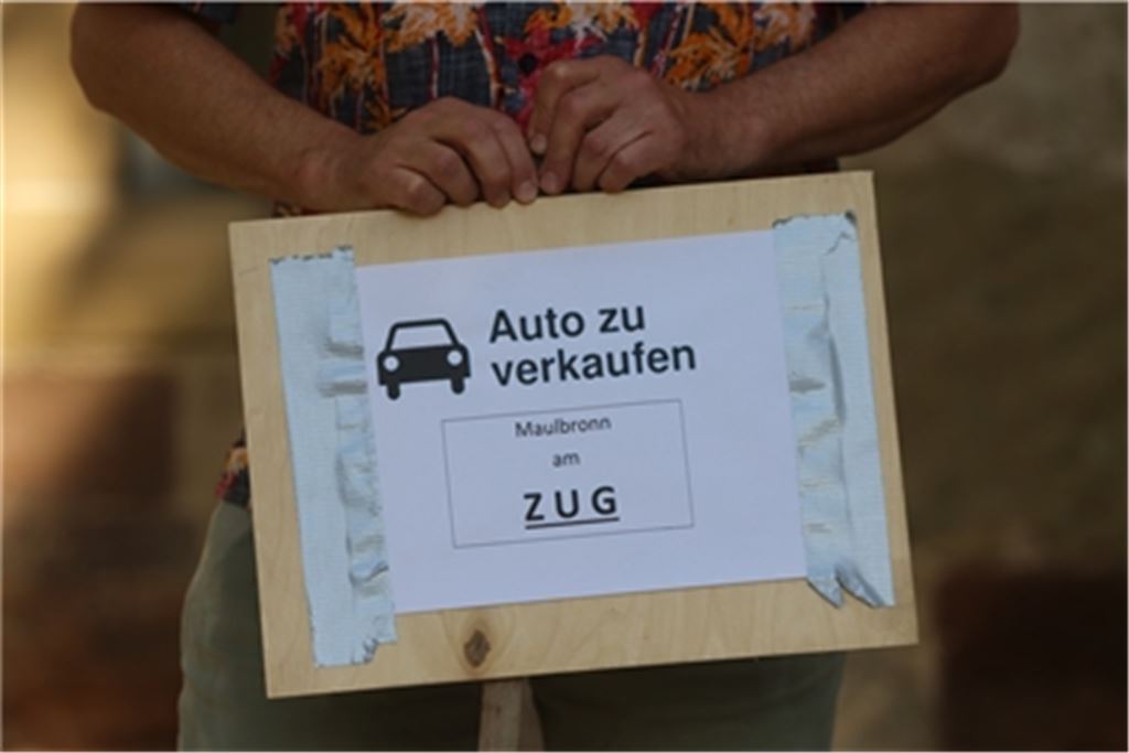 Mini-Kundgebung vor der Maulbronner Stadthalle: Einige Aktivisten haben ihre Präferenz für die Schiene in wenige Worte gefasst. Sie dürften jetzt zufrieden sein. Foto: Disselhoff