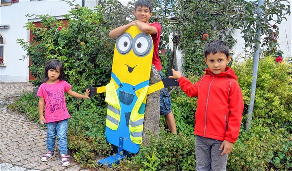 Bunte Figuren wollen Autofahrer bremsen
