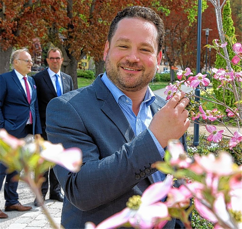 Minister Alexander Bonde (li., im Vordergrund) ist von den Veränderungen in Mühlacker angetan. Dieser Begeisterung schließen sich die anderen Verantwortlichen (Bild oben) an.