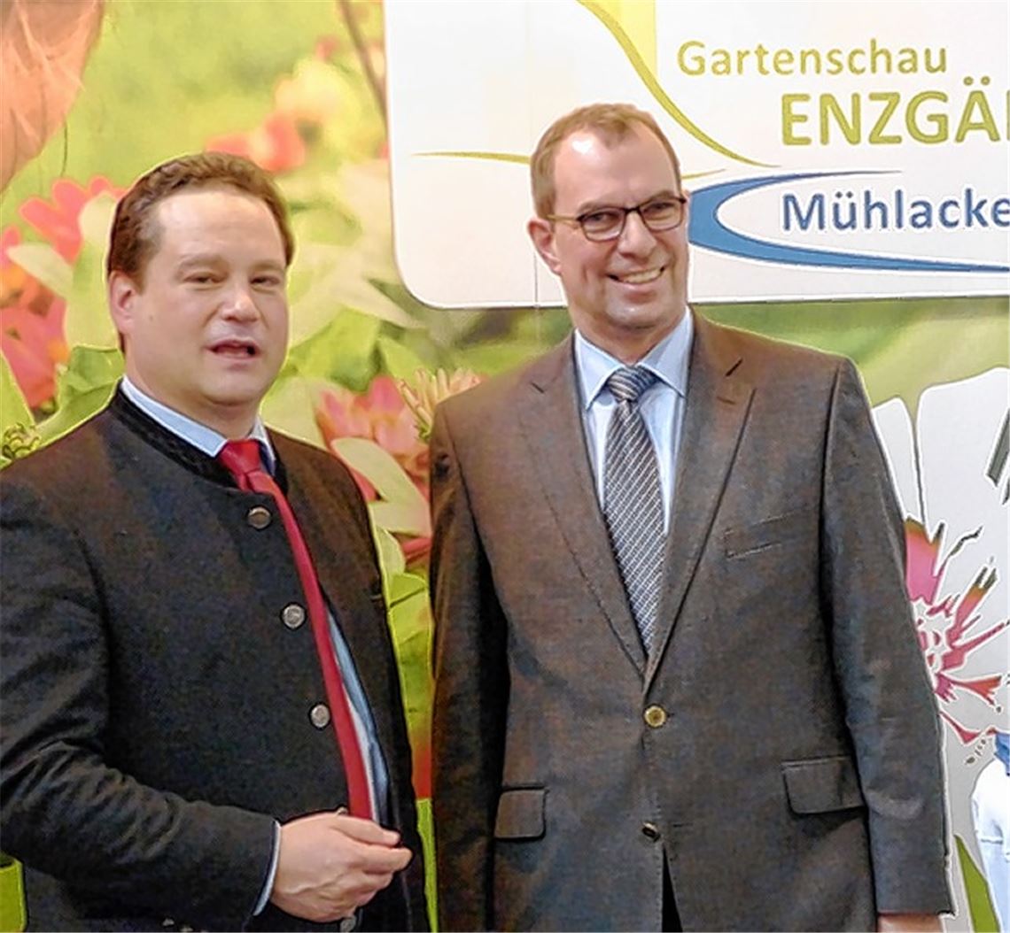 Minister Alexander Bonde (li.) macht bei seinem CMT-Rundgang Station am Gartenschau-Stand und plaudert mit OB Frank Schneider.