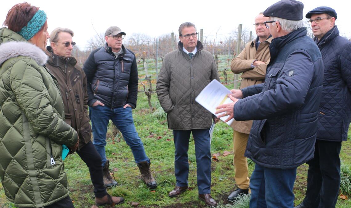 Minister Peter Hauk (Mitte) informiert sich über den Ärger in Mühlhausen. Foto: Gezener