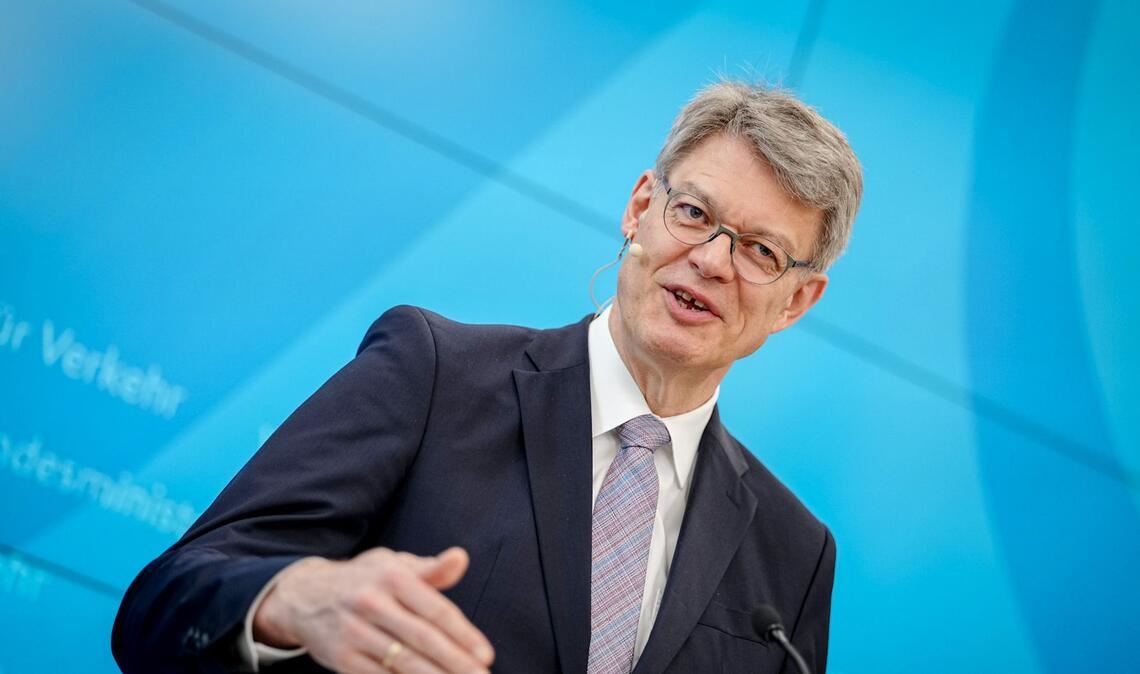 Minister Schnieder: Fast zwei Dutzend Maßnahmen für einen pünktlicheren Bahnverkehr.