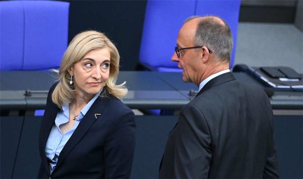Ministerin Nina Warken hat das Sparziel für 2027 noch erhöht. (Archivbild)