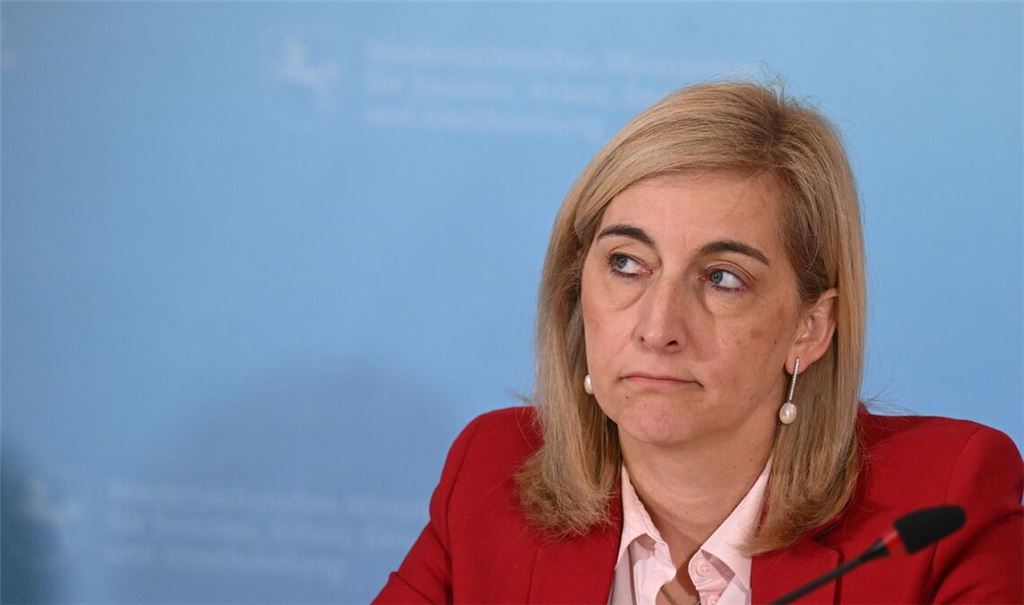 Ministerin Warken hebt das Sparziel für stabile Kassenbeiträge an.