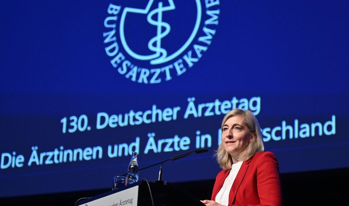 Ministerin Warken verteidigte ihr Sparpaket gegen Kritik der Ärzte.