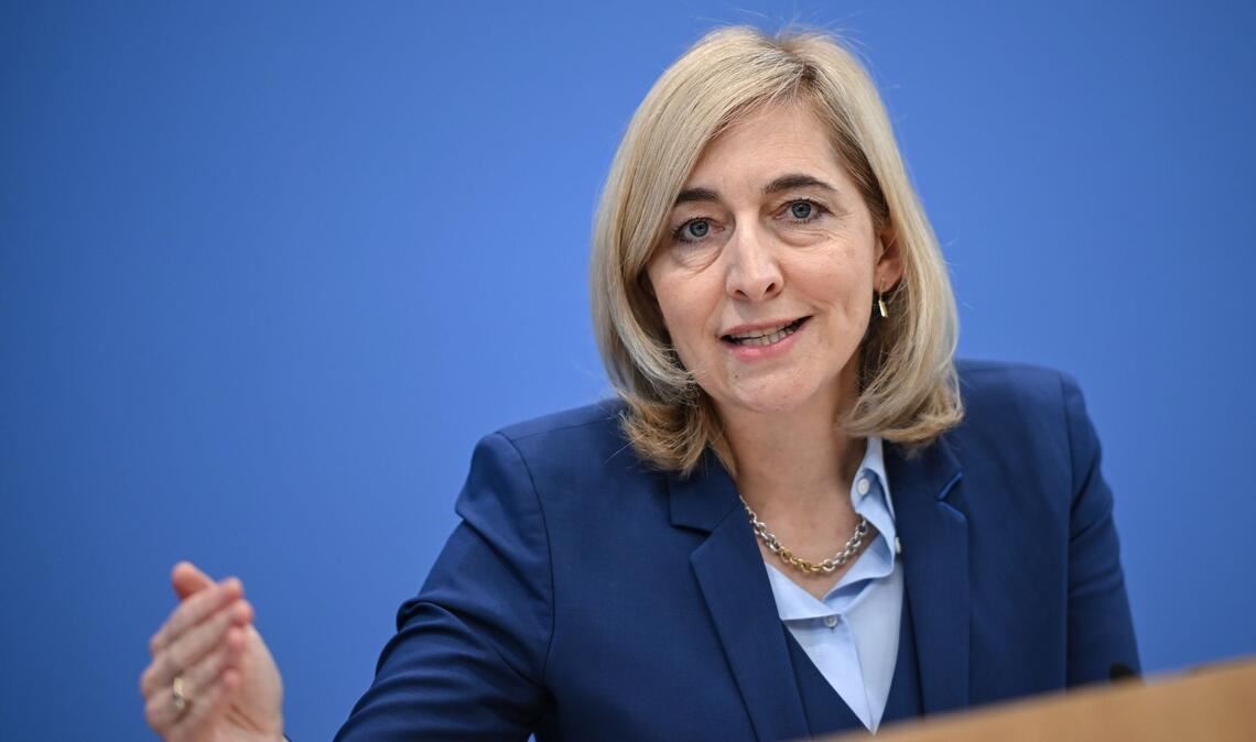 Ministerin Warken will bei Einsparungen "alle Bereiche mit ins Boot" holen.