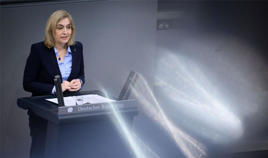 Ministerin Warken wirbt für ihre Sparvorschläge und erntet breite Proteste. (Archivbild)