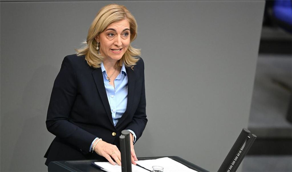 Ministerin Warken wirbt, stabile Beiträge seien kein Selbstzweck.