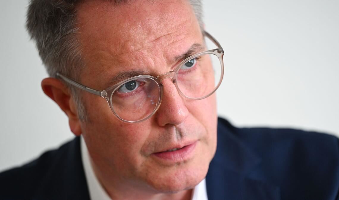 Ministerpräsident Alexander Schweitzer will ein einheitliches Deutschlandticket mit Passfoto. (Archivbild)