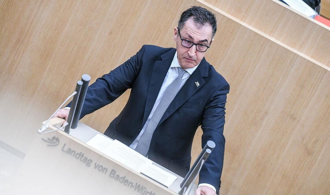 Ministerpräsident Cem Özdemir (Grüne) bei seiner ersten Regierungserklärung im Landtag.