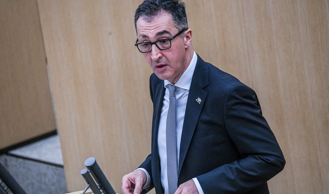 Ministerpräsident Cem Özdemir bei seiner ersten Regierungserklärung im Stuttgarter Landtag.