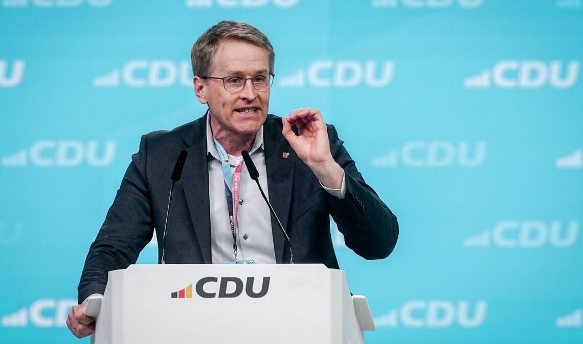 Ministerpräsident Daniel Günther forciert eine Zuckersteuer. (Archivbild)