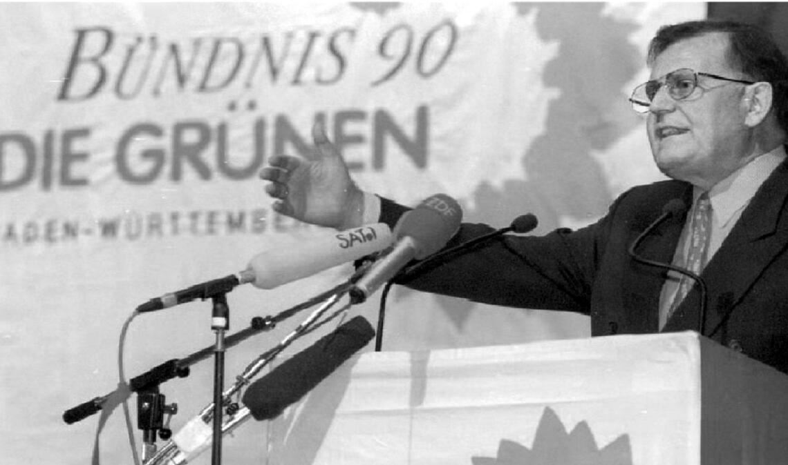 Ministerpräsident Erwin Teufel spricht 1997 beim Grünen-Landesparteitag in Bruchsal.