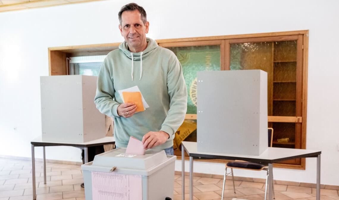 Ministerpräsident Olaf Lies (SPD) gab seine Stimme in seiner Heimat Friesland ab.