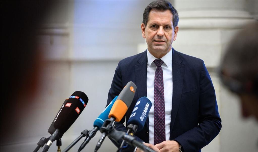 Ministerpräsident Olaf Lies (SPD) sorgt sich um die Autobranche im VW-Land Niedersachsen. (Archivbild)