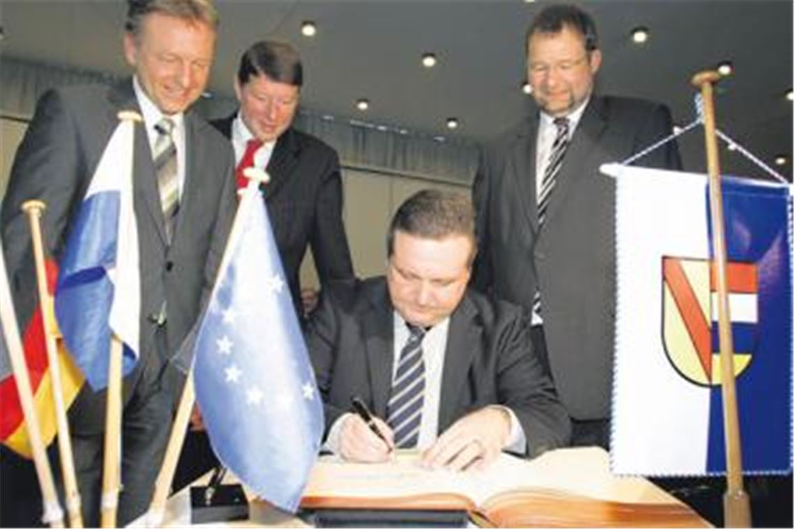 Ministerpräsident Stefan Mappus hat sich beim Empfang im Pforzheimer Reuchlinhaus ins goldene Buch der Stadt eingetragen. Von links: die Bürgermeister Alexander Uhlig und Roger Heidt und Oberbürgermeister Gert Hager. Foto: Ochs 