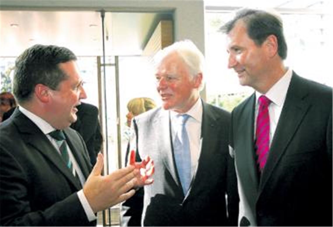 Ministerpräsident Stefan Mappus (li.) im angeregten Gespräch mit dem seitherigen IHK-Hauptgeschäftsführer Achim Rummel und seinem Nachfolger Martin Keppler (re.)
 Foto: Kollros