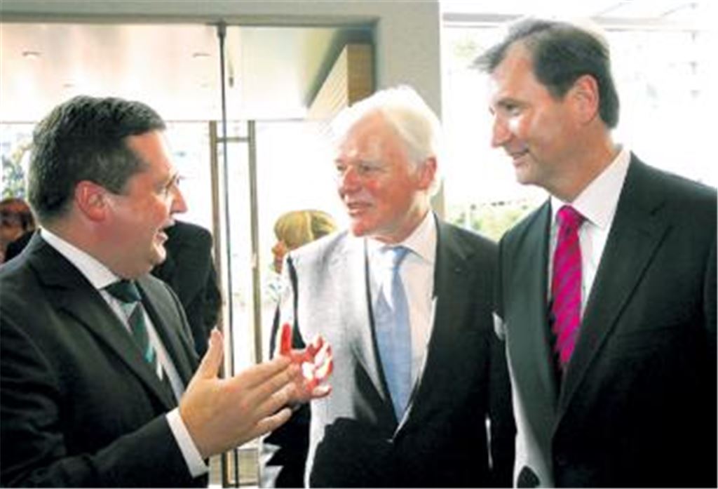 Ministerpräsident Stefan Mappus (li.) im angeregten Gespräch mit dem seitherigen IHK-Hauptgeschäftsführer Achim Rummel und seinem Nachfolger Martin Keppler (re.)
 Foto: Kollros