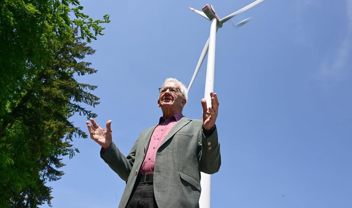 Ministerpräsident Winfried-Kretschmann (Grüne) bei einem Windpark in Sulzbach-Laufen.