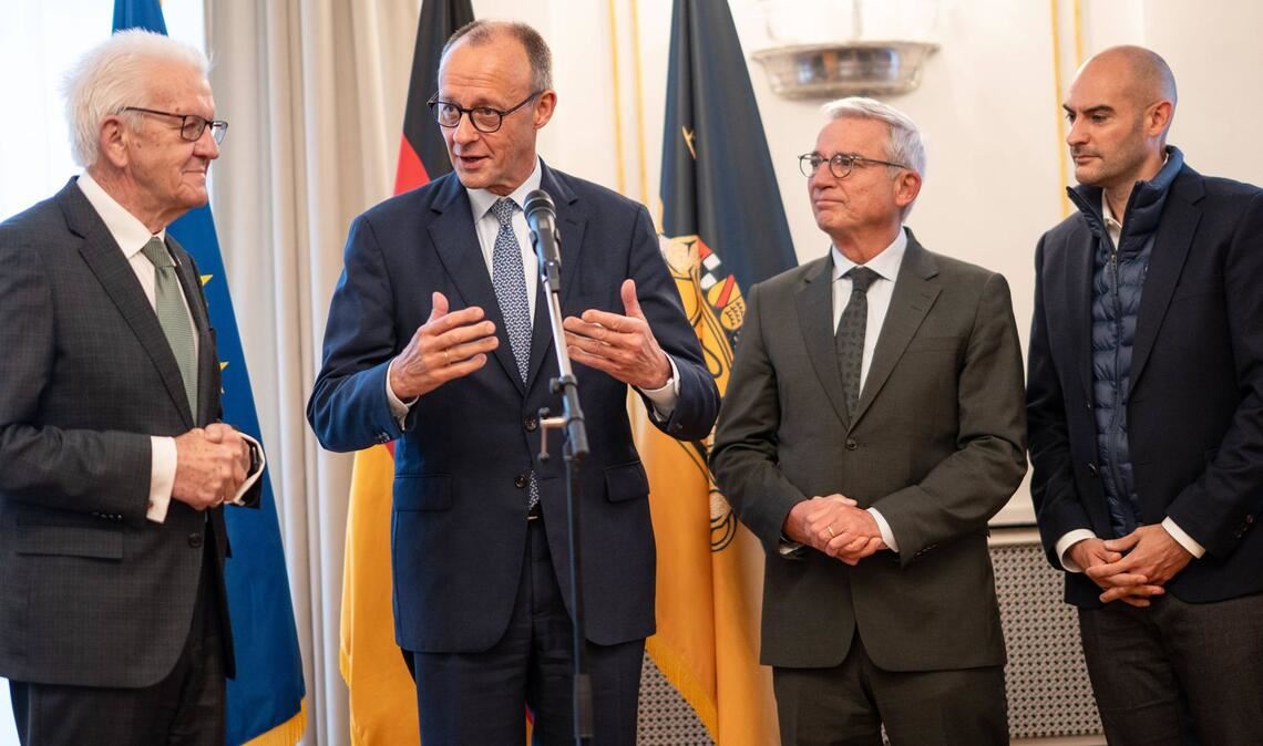 Ministerpräsident Winfried Kretschmann stellt Bundeskanzler Friedrich Merz das Kabinett der Landesregierung vor. Mit dabei sind Innenminister Thomas Strobl und Finanzminister Danyal Bayaz.