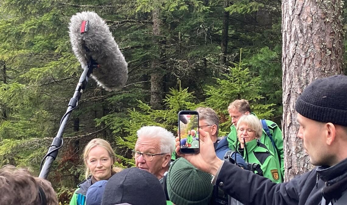 Ministerpräsident Winfried Kretschmann und Umweltministerin Thekla Walker bei einer Wanderung am Schurmsee