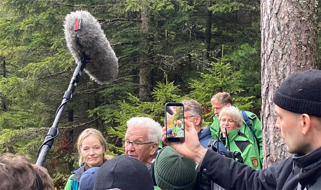 Ministerpräsident Winfried Kretschmann und Umweltministerin Thekla Walker bei einer Wanderung am Schurmsee