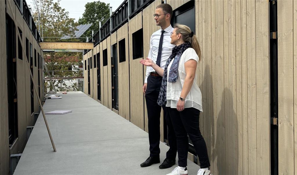 Miriam Mayer, Leiterin des Amts für Technische Dienste des Enzkreises, führt Dezernent Holger Nickel durch die neue Wohnanlage für Geflüchtete in Knittlingen. Foto: Enzkreis