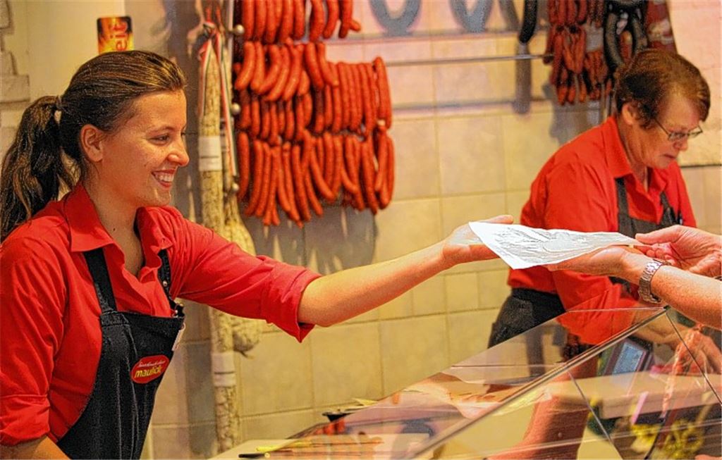 Mirjam Weiberle (li.) geht auf in ihrem Beruf als Fleischfachverkäuferin: Besonders den direkten Draht zur Kundschaft und den Vorteil, dass sie kreativ sein kann, genießt die 19-Jährige. 