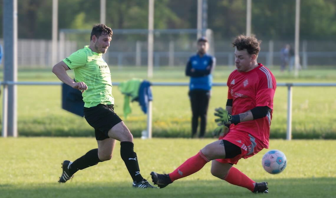 Mirko Burmistrak ist als doppelter Torschütze erfolgreich. Foto: Fotomoment