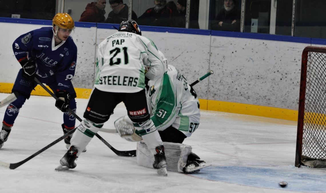 Miroslav Vasilevs Schuss geht am Gegner und Tor vorbei. Foto: Keller