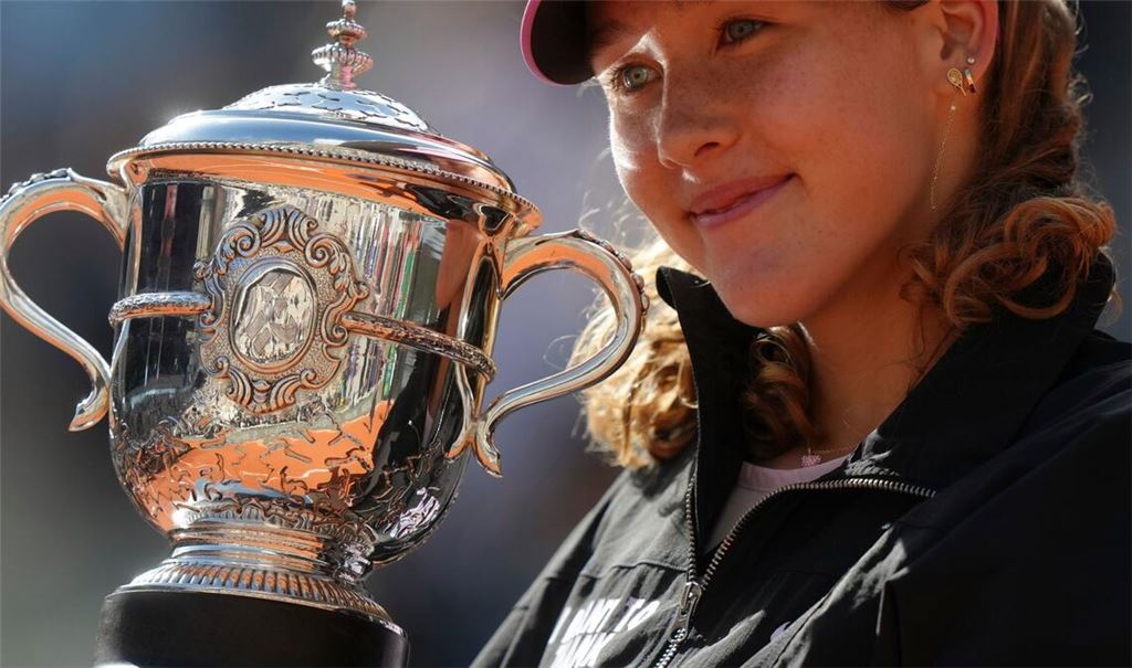 Mirra Andrejewa lächelt mit der Trophäe in den Händen.