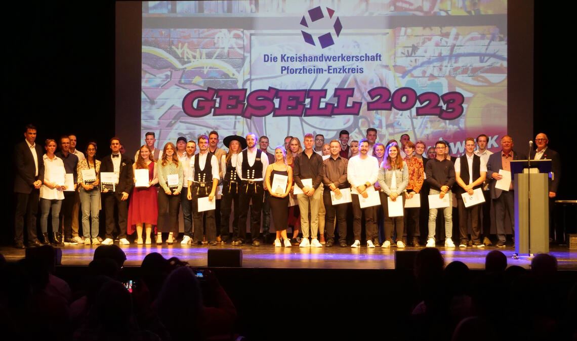 Mission Ausbildung erfolgreich geschafft: Für die besten Gesellen gibt es Urkunden und ein Gruppenfoto auf der Bühne der Kulturhalle Remchingen. Foto: Friedrich