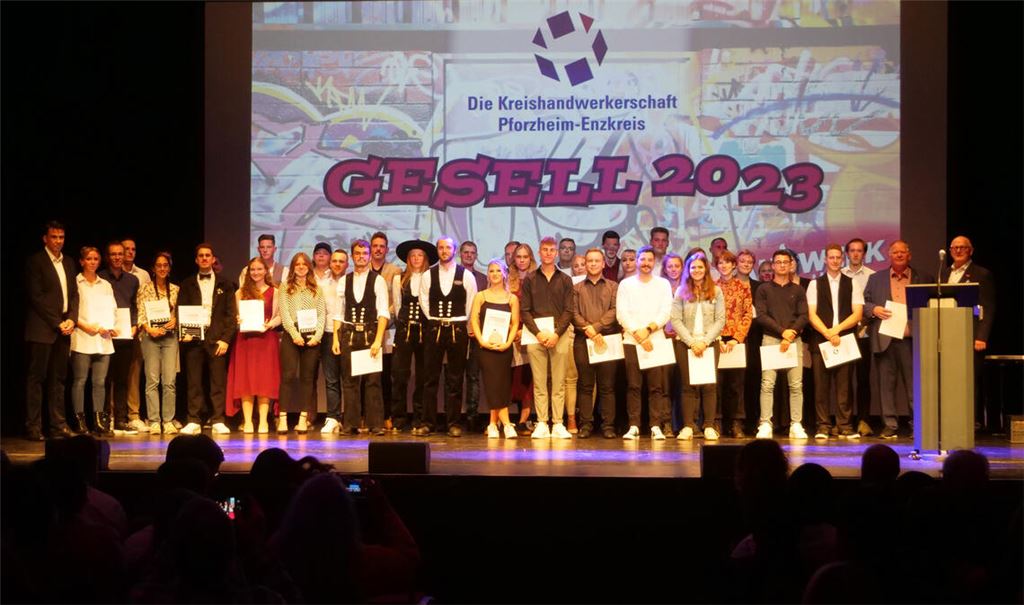 Mission Ausbildung erfolgreich geschafft: Für die besten Gesellen gibt es Urkunden und ein Gruppenfoto auf der Bühne der Kulturhalle Remchingen. Foto: Friedrich