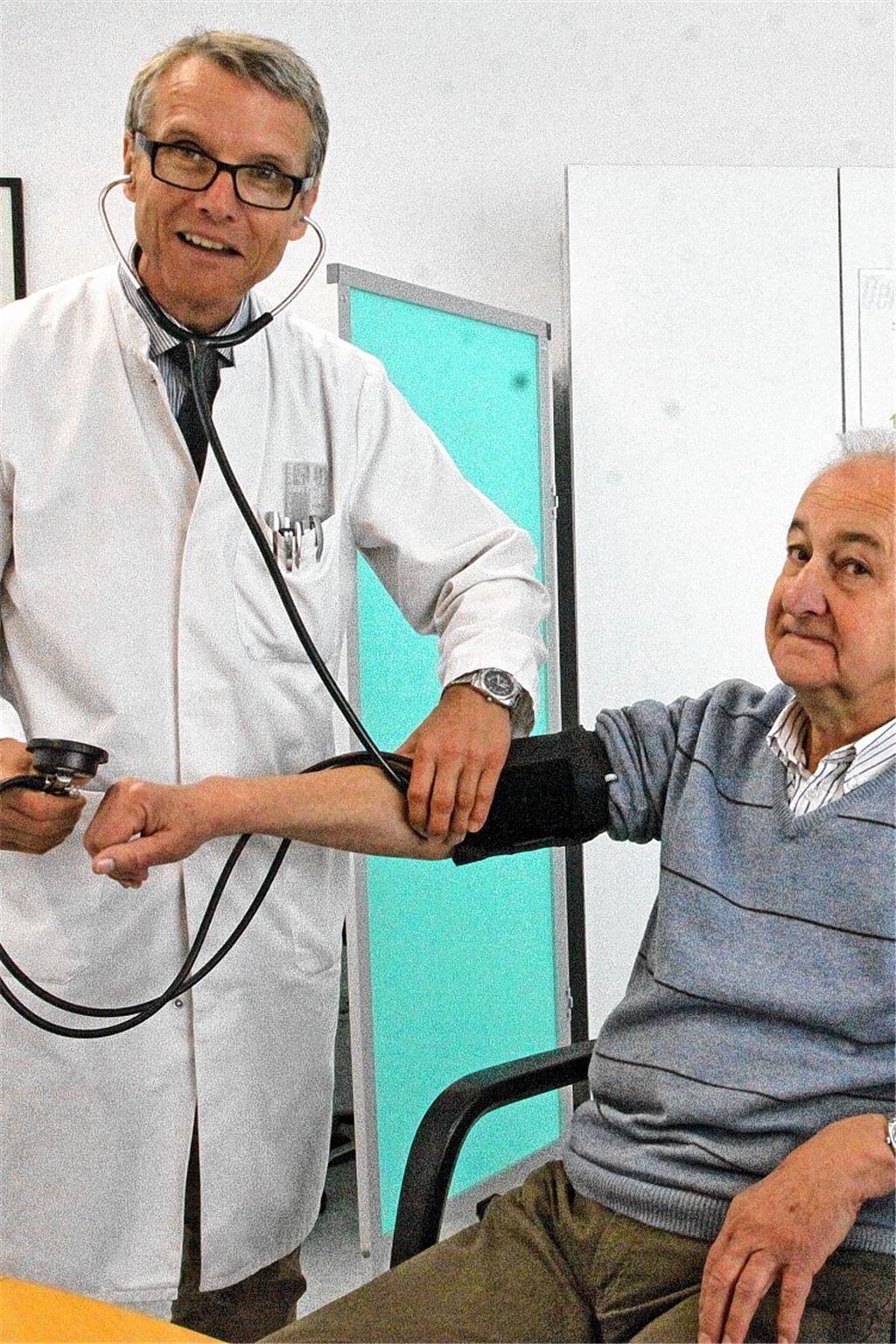 Misst nicht nur Blutdruck, sondern kennt auch die richtige Medizin gegen Ärztenotstand: Dr. Till Neugebauer kritisiert die Kassenärztliche Vereinigung und sieht Kommunen in der Pflicht. Foto: Goertz