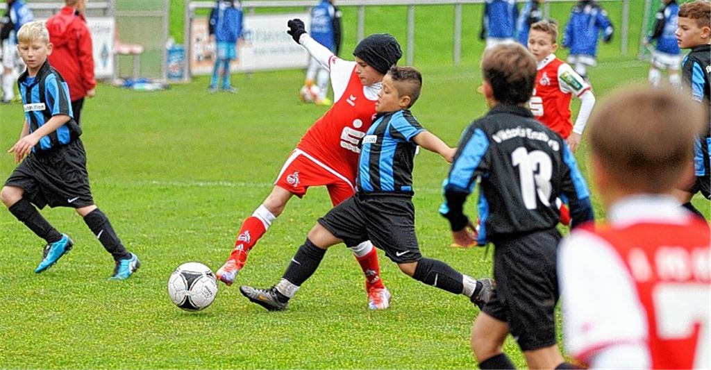 Mit 0:4 müssen sich die U11-Junioren des FC Viktoria Enzberg dem überlegenen 1. FC Köln (rote Trikots) geschlagen geben. Fotos: Fotomoment