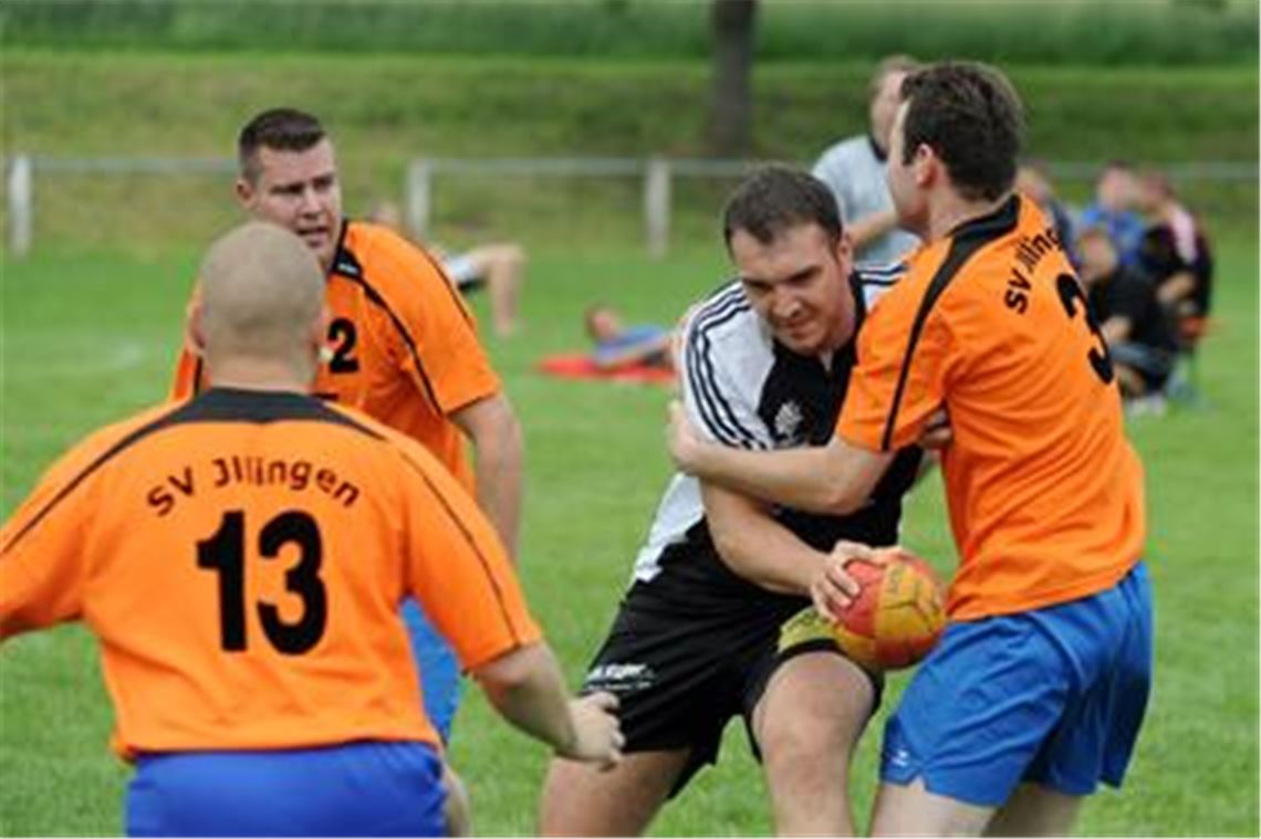 Mit 10:4 setzt sich der TSV Knittlingen (in Schwarz) in der Vorrunde des Aktiventurniers gegen den SV Illingen durch. Foto: Fotomoment