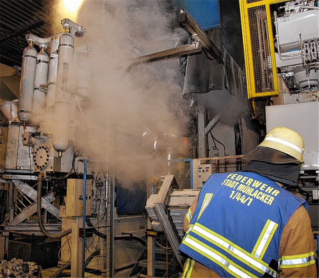 Mit 200 Kilogramm Löschpulver erstickt die Feuerwehr den Brand. Foto: Recken