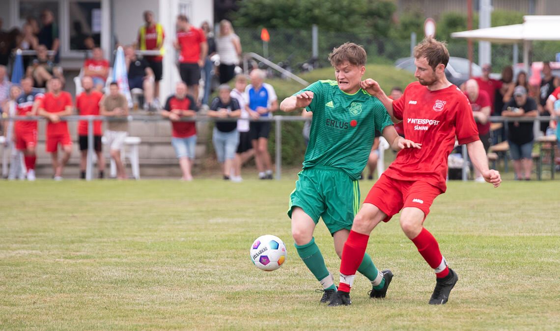 Mit 2:2 trennen sich in der Vorrunde der TSV Großglattbach (rote Trikots) und der SV Iptingen. Foto: Fotomoment