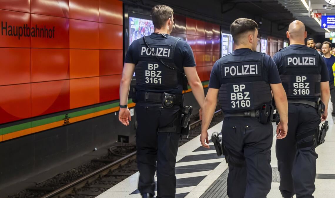 Mit 2.909 Fällen verharrt die Zahl der Gewaltdelikte etwa auf dem Niveau des Vorjahres. Am häufigsten kommt es am Stuttgarter Bahnhof zur Gewalt.