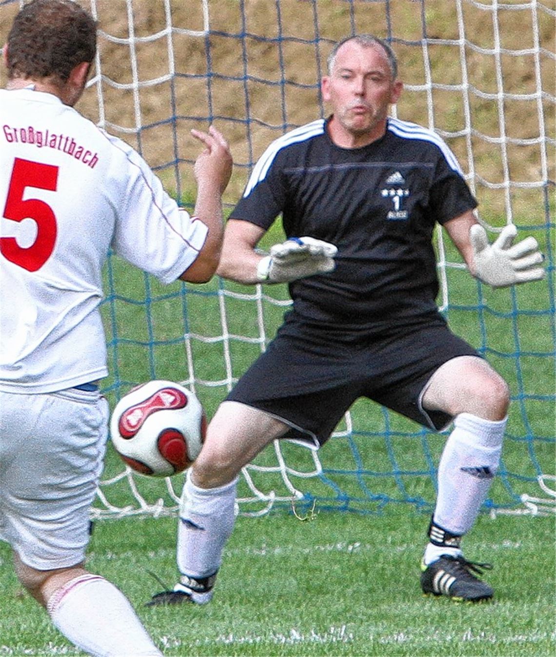 Mit 46 Jahren noch einmal im Torwarttrikot: Ralf Augenstein hilft beim TSV Großglattbach zwischen den Pfosten aus, würde sich aber lieber auf die Trainerrolle beschränken.