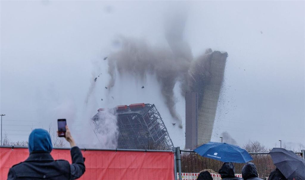 Mit 600 Kilogramm Sprengstoff wurde der alte Schornstein zu Fall gebracht.