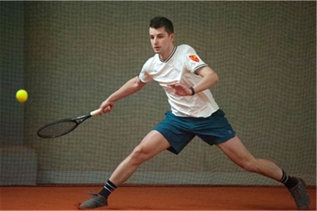 Mit 6:1 und 7:5 gewinnt Lienzingens Christian Kammerer sein Einzel gegen Jonas Leilich. Foto: Fotomoment