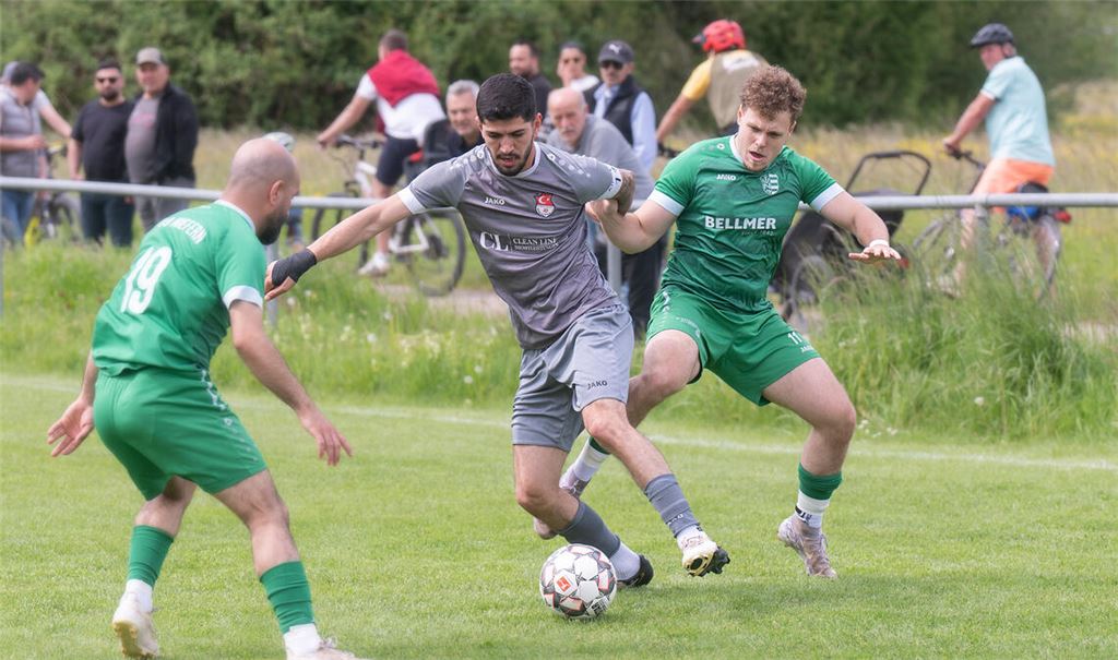 Mit 6:2 behält der Türkische SV (grauer Dress) auf eigenem Platz gegen Niefern II die Oberhand. Foto: Fotomoment