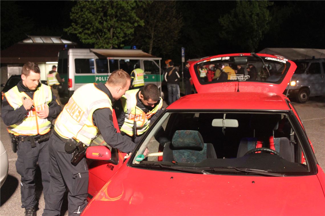 Mit Adlerblick nehmen die Beamten bei der Großkontrolle Autos unter die Lupe und suchen unter anderem nach nicht erlaubten technischen Veränderungen.  Fotos: Zachmann