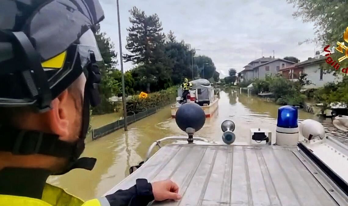 Mit Amphibienfahrzeugen und Booten fährt die Feuerwehr durch den Stadtteil Romiti in der Provinz Forli-Cesena, um Bewohner zu evakuieren.