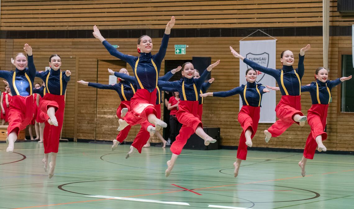 Mit Anmut und Tanzästhetik eröffnen die Diamond Girls des TV Nellingen den 9. Neckar-Enz-Cup in der Mühlacker Enztal-Sporthalle.