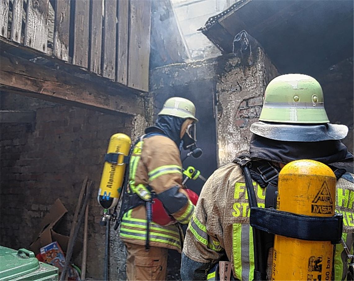 Mit Atemschutz gehen die Feuerwehrmänner gegen das Räucherfeuer vor.Foto: Recken